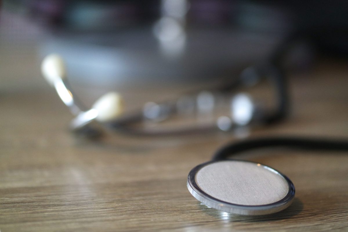 stethoscoop-on-the-doctors-desktop